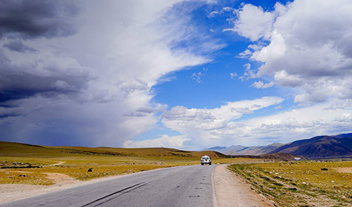 A scenic view of Lasa Chuancang Qingzang Gonglu Jinianbei