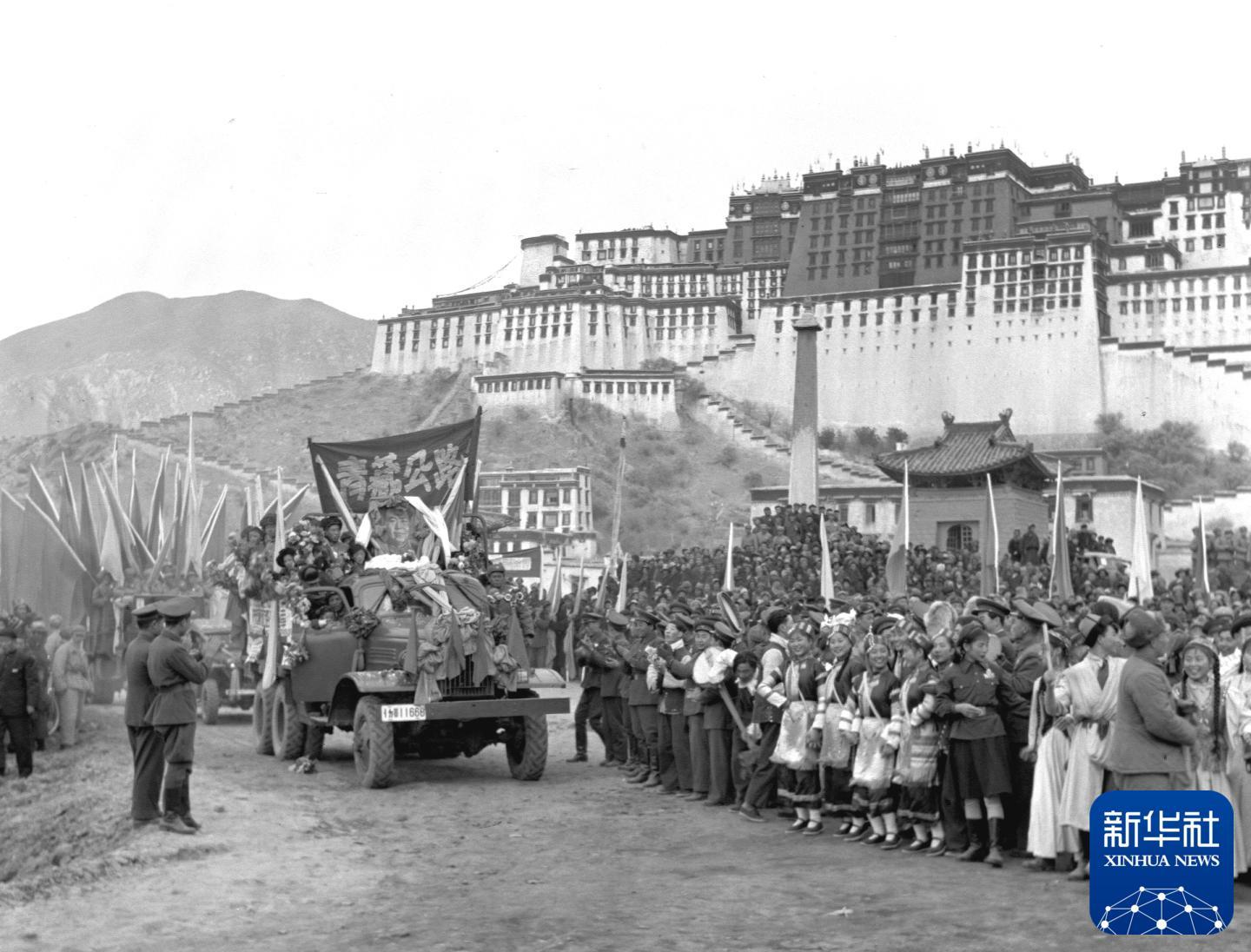 A scenic view of Lasa Chuancang Qingzang Gonglu Jinianbei