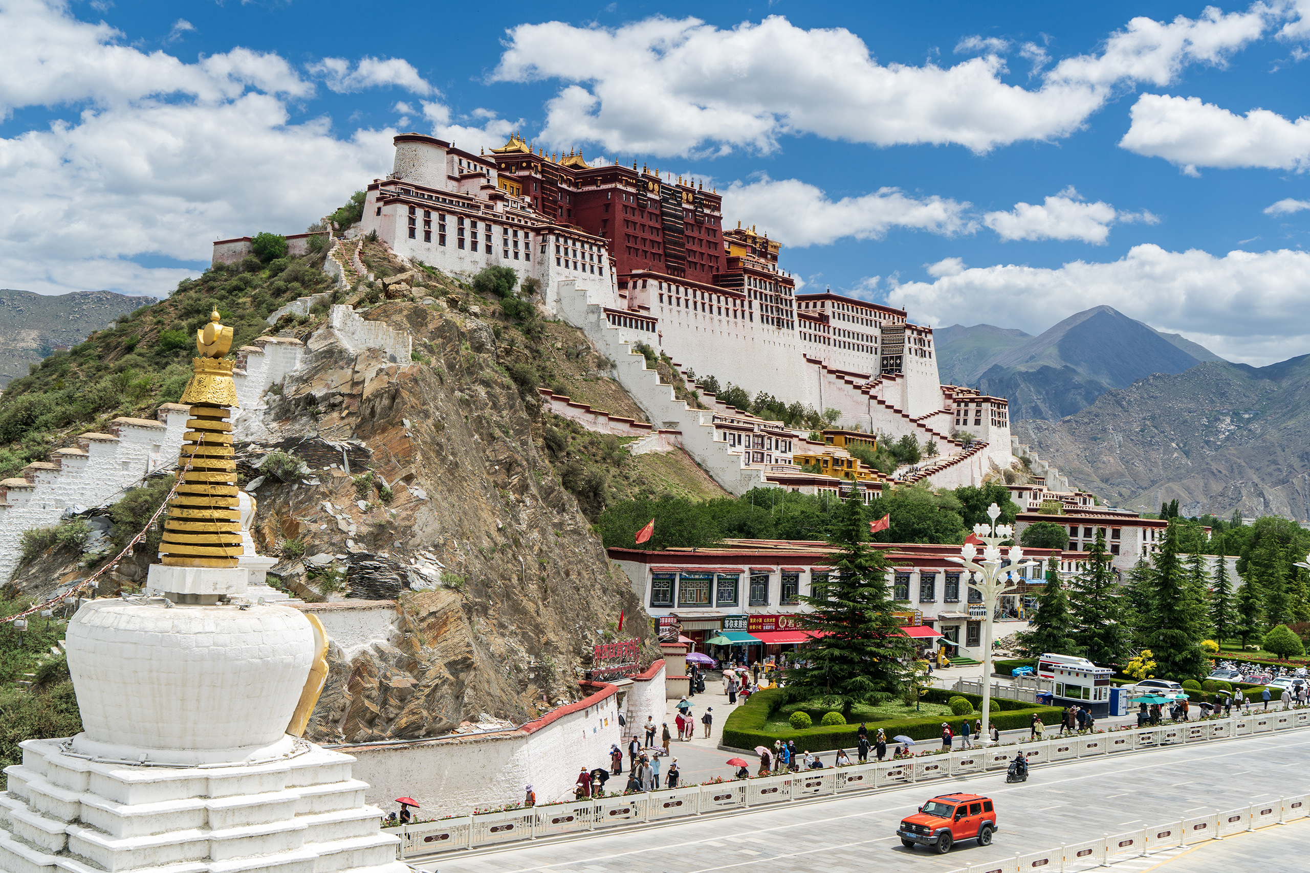 A scenic view of Lasa Lalu Pozhang