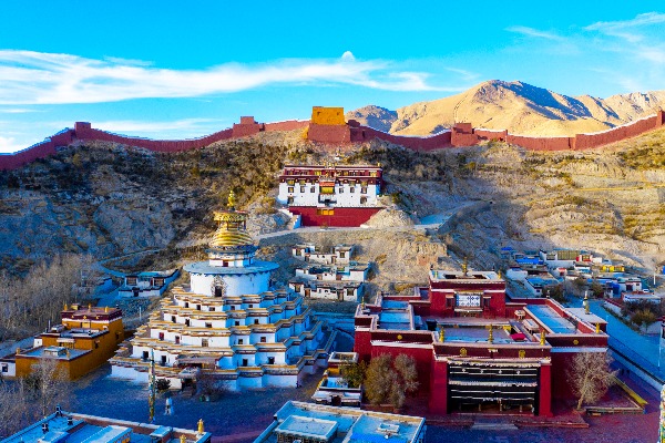 A scenic view of Lasa Lalu Pozhang
