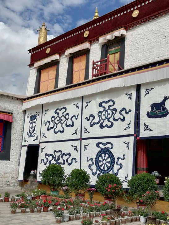 A scenic view of Lasa Nietang Zhuomala Kang
