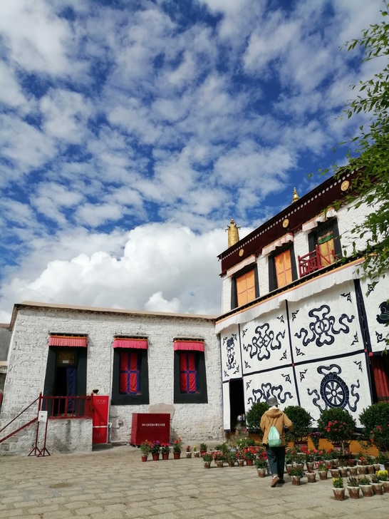 A scenic view of Lasa Nietang Zhuomala Kang