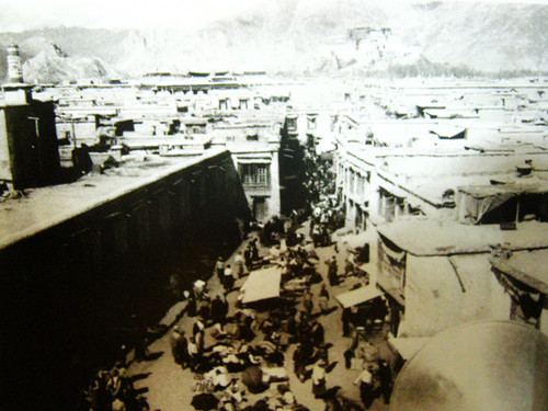 A scenic view of Lasa Zhongyang Renminzhengfu Zhuzang Daibiao Bangongchu Jiuzhi