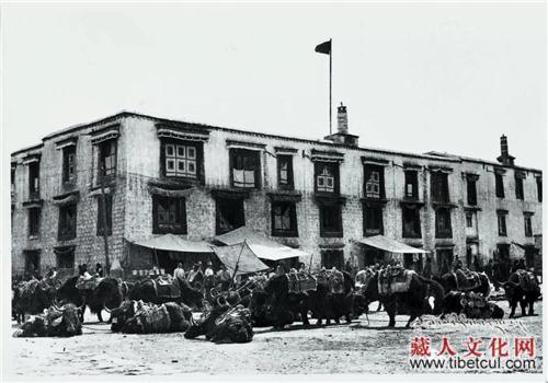 A scenic view of Lasa Zhongyang Renminzhengfu Zhuzang Daibiao Bangongchu Jiuzhi
