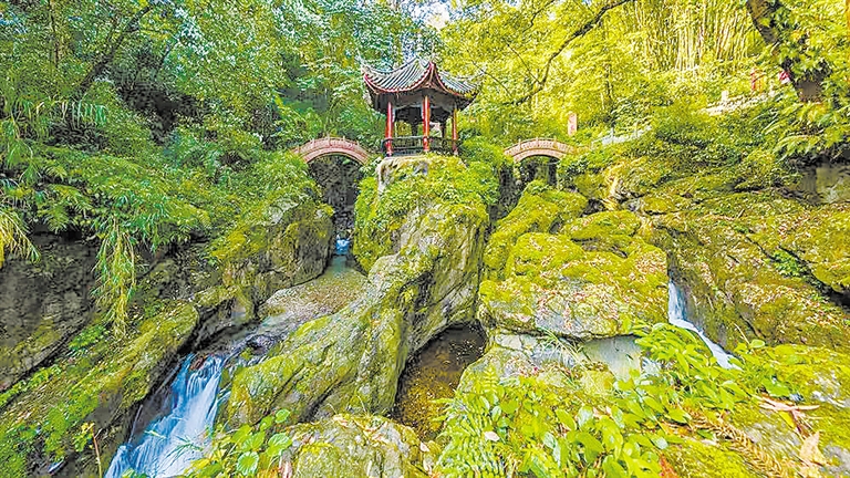 A scenic view of Leshan Emeishan Gujianzhuqun