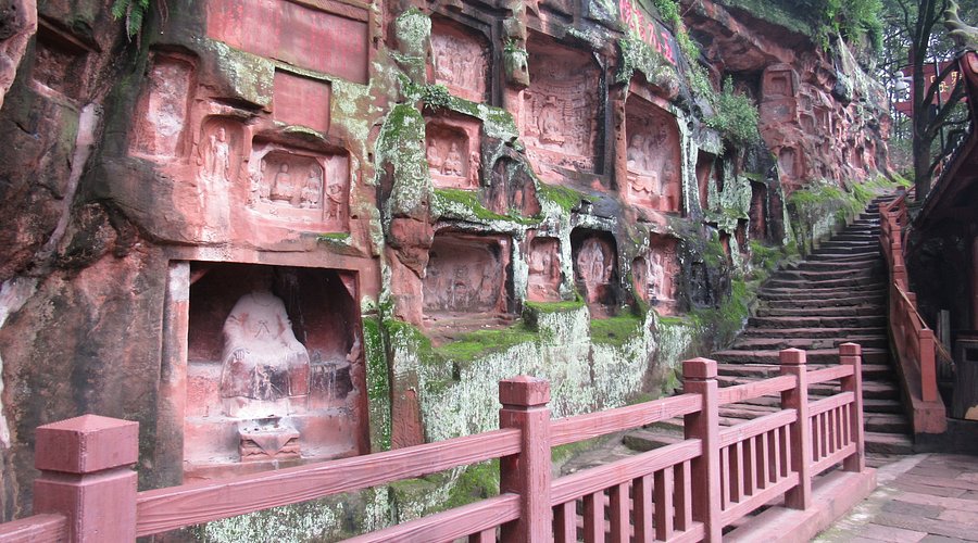 A scenic view of Leshan Jiajiang Qianfoyan Shiku