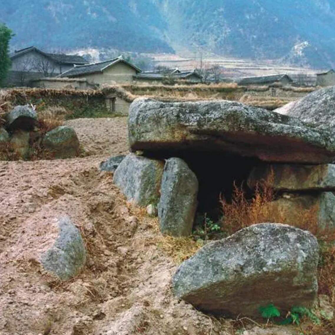 A scenic view of Liangshan Dashimuqun