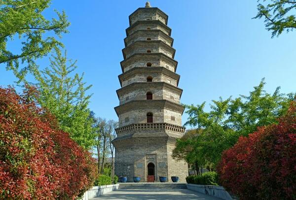 A scenic view of Lianyungang Haiqingsi Ta