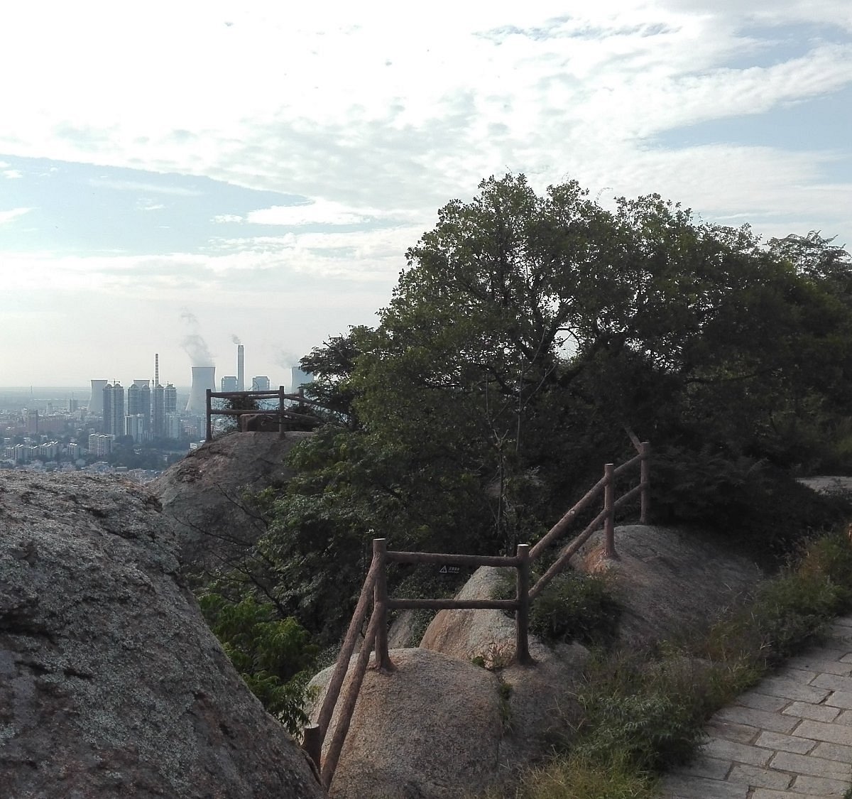 A scenic view of Lianyungang Kongwangshan Moya Zaoxiang