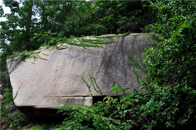 A scenic view of Lianyungang Yulinguan Shikequn