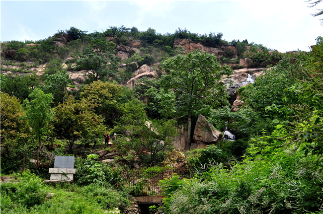 A scenic view of Lianyungang Yulinguan Shikequn