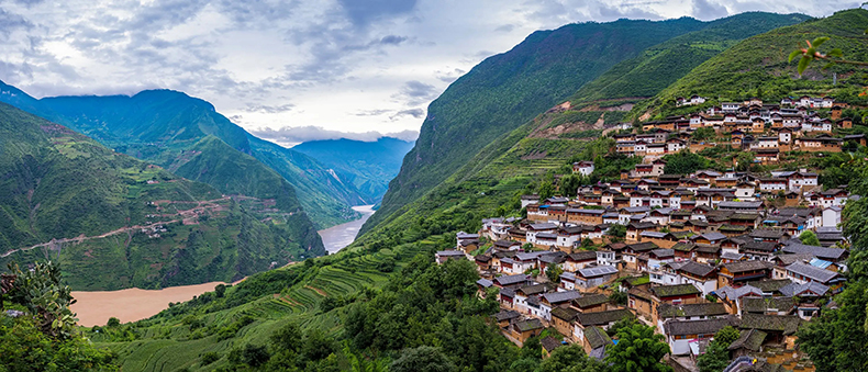 A scenic view of Lijiang Baoshan Shitoucheng