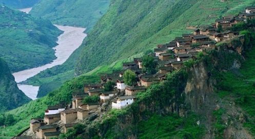 A scenic view of Lijiang Baoshan Shitoucheng