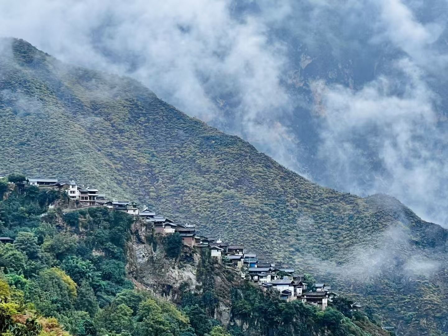 A scenic view of Lijiang Baoshan Shitoucheng