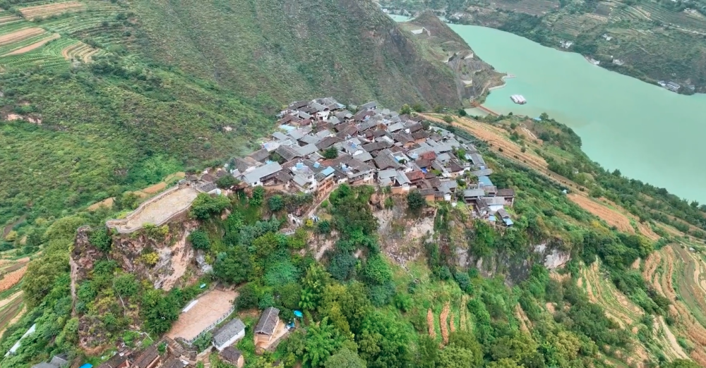 A scenic view of Lijiang Baoshan Shitoucheng