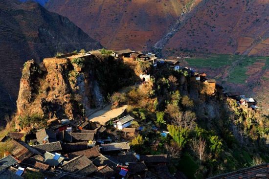 A scenic view of Lijiang Baoshan Shitoucheng