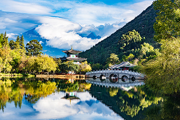 A scenic view of Lijiang Jinlongqiao