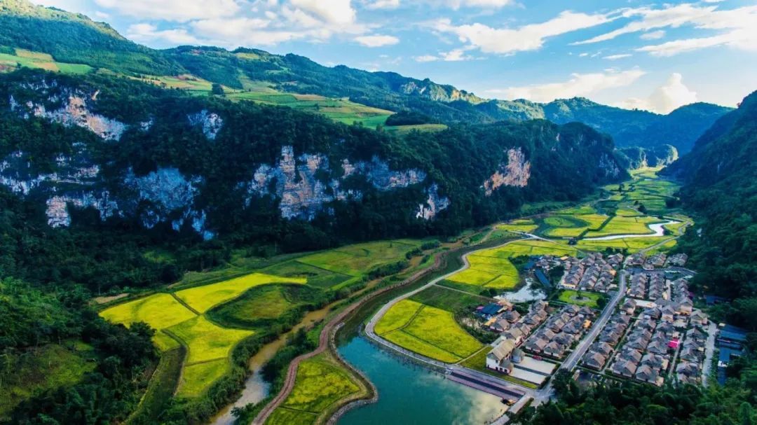 A scenic view of Lincang Cangyuan Yahua