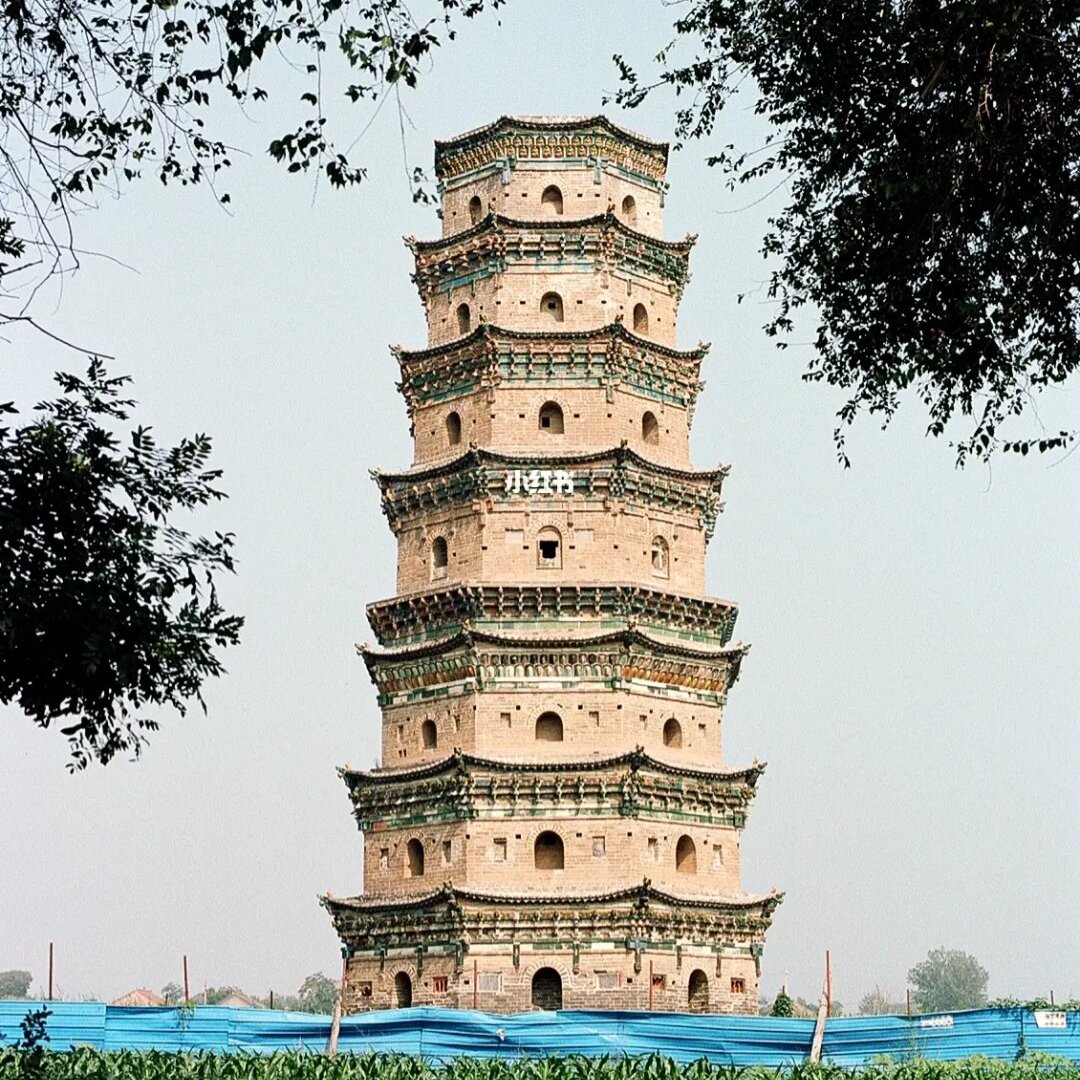 A scenic view of Linfen Lingguang Temple Liuli Pagoda