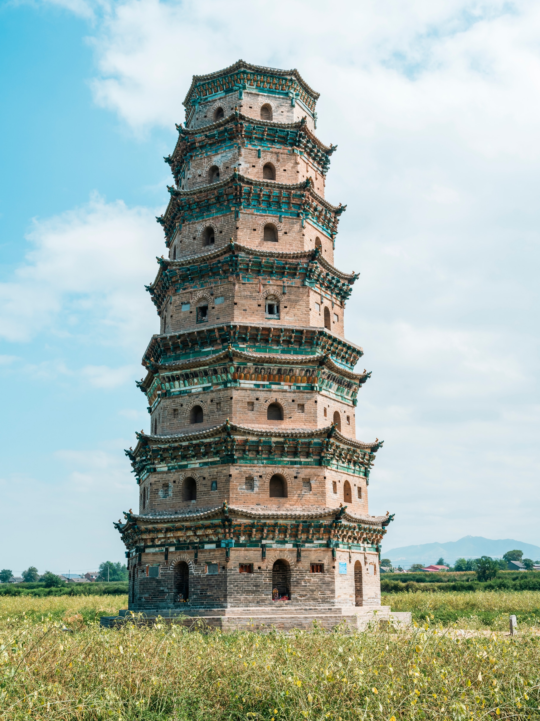 A scenic view of Linfen Lingguang Temple Liuli Pagoda