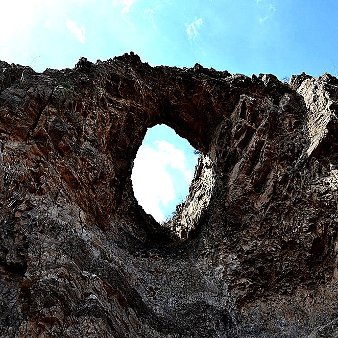 A scenic view of Lingshui Qiaoshan Yizhi