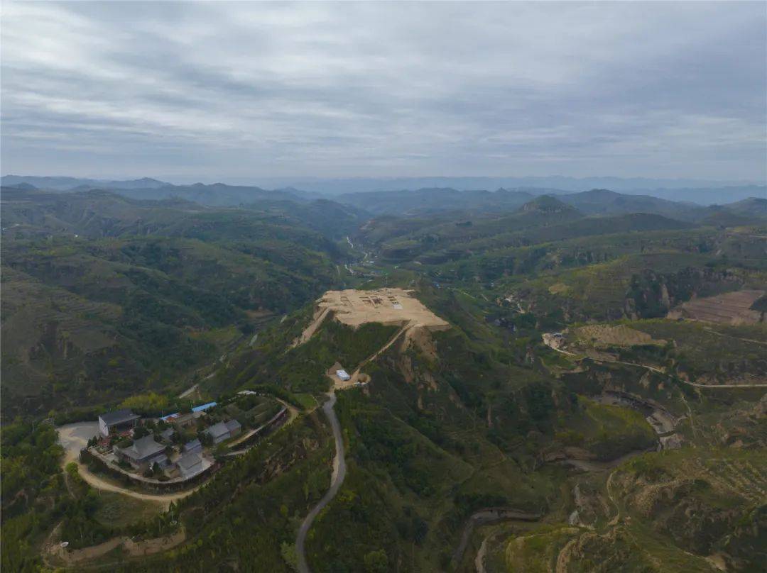 A scenic view of Lingshui Qiaoshan Yizhi