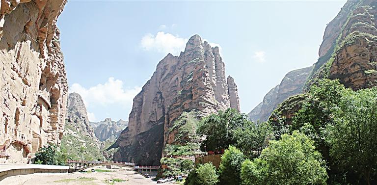 A scenic view of Linxia Binglingsi Shiku