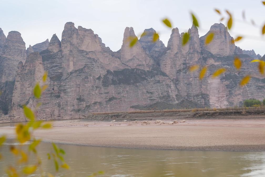 A scenic view of Linxia Binglingsi Shiku