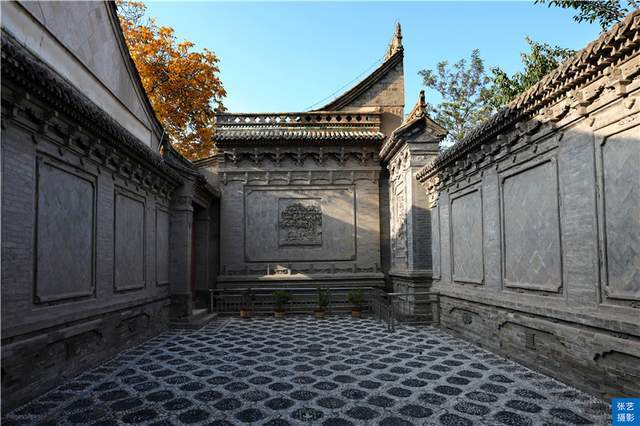 A scenic view of Linxia Donggongguan Hudielou