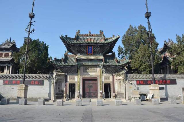 A scenic view of Linyi Huangshengqing Que Gongcao Que