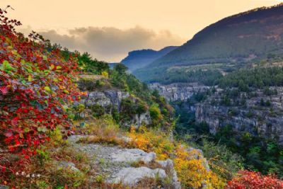 A scenic view of Linyi Huangshengqing Que Gongcao Que