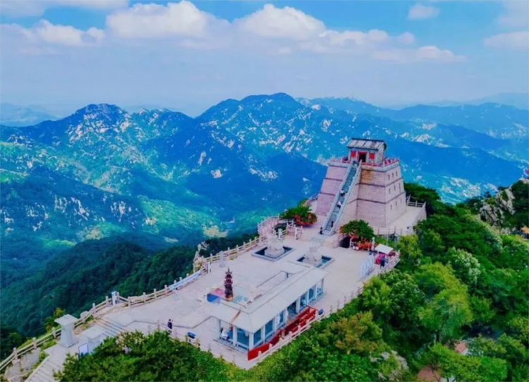 A scenic view of Linyi Huangshengqing Que Gongcao Que
