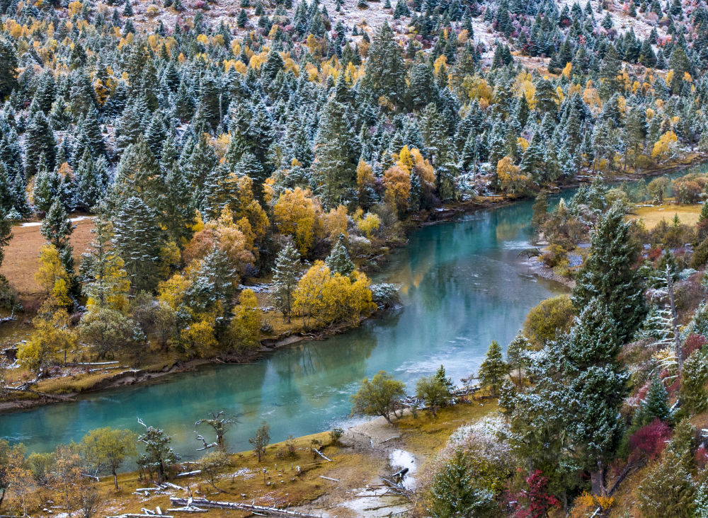 A scenic view of Linzhi Zhamu Zhongxin Xianwei Honglou