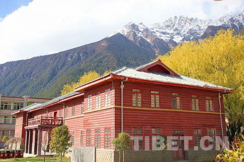 A scenic view of Linzhi Zhamu Zhongxin Xianwei Honglou