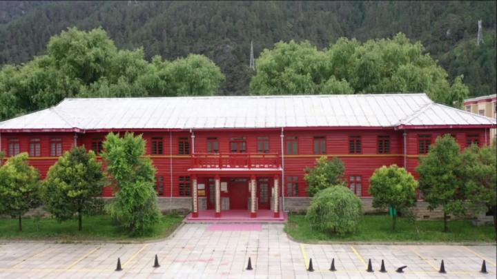 A scenic view of Linzhi Zhamu Zhongxin Xianwei Honglou