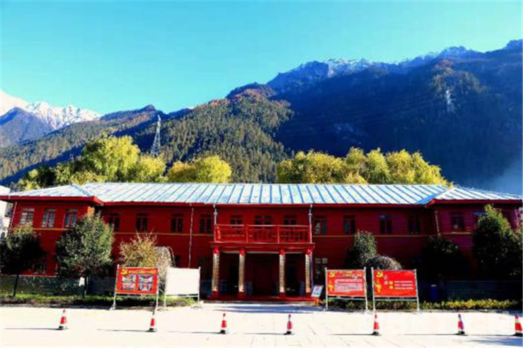 A scenic view of Linzhi Zhamu Zhongxin Xianwei Honglou