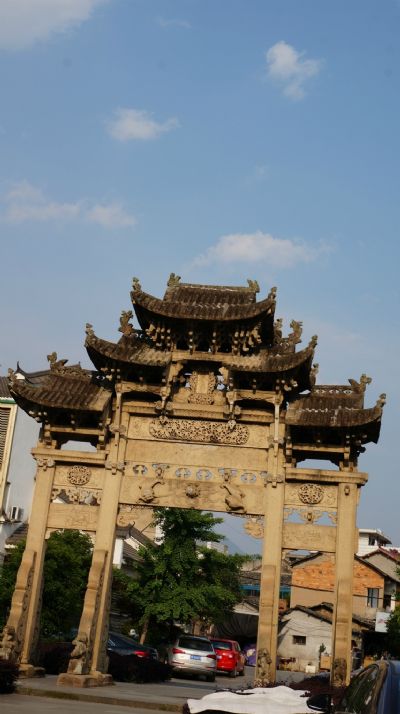 A scenic view of Lishui Zhanbao Xiongdi Paifang