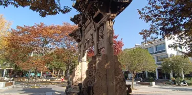 A scenic view of Lishui Zhanbao Xiongdi Paifang
