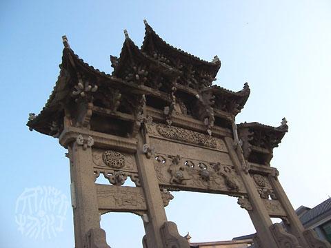 A scenic view of Lishui Zhanbao Xiongdi Paifang