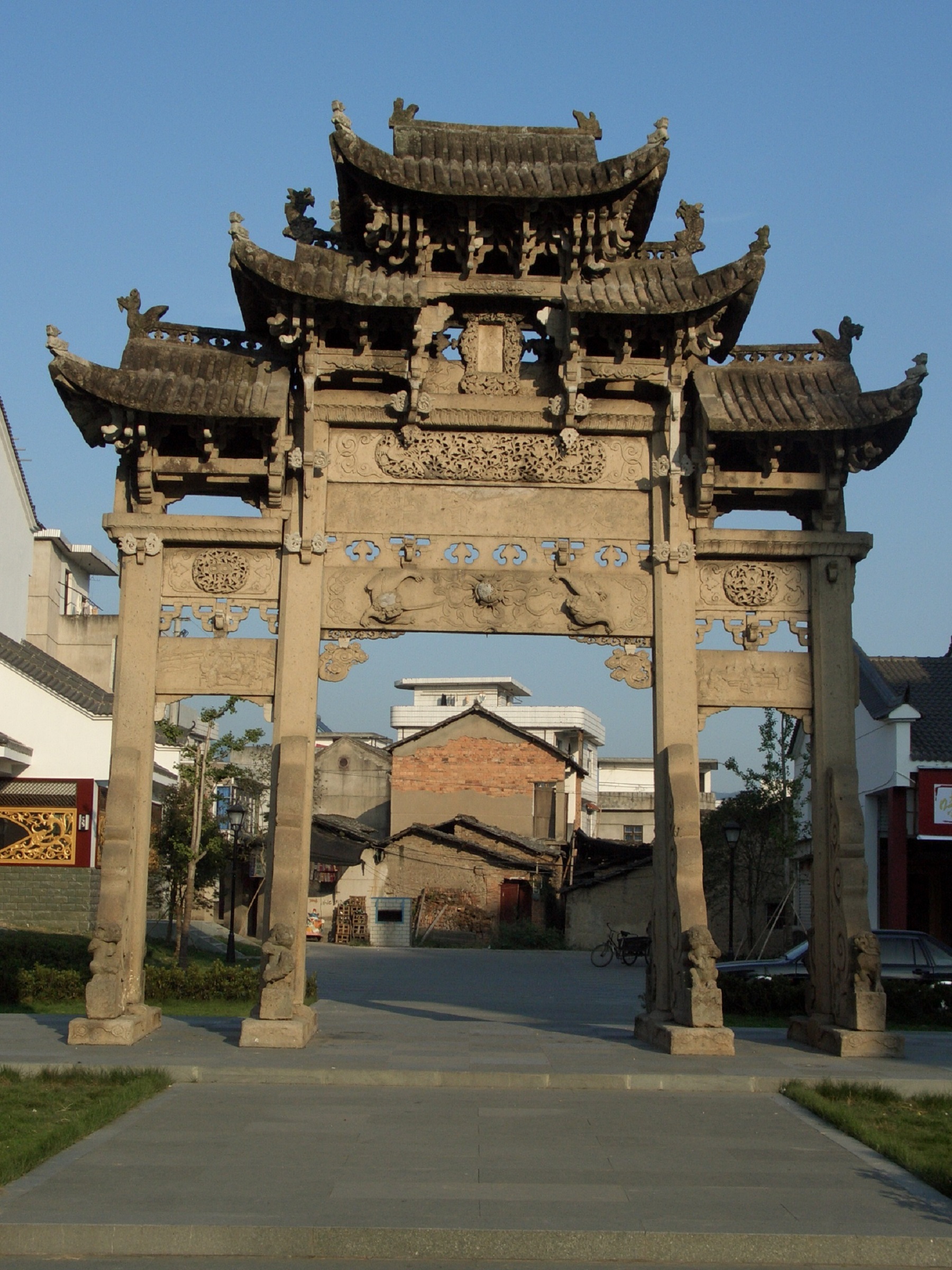 A scenic view of Lishui Zhanbao Xiongdi Paifang