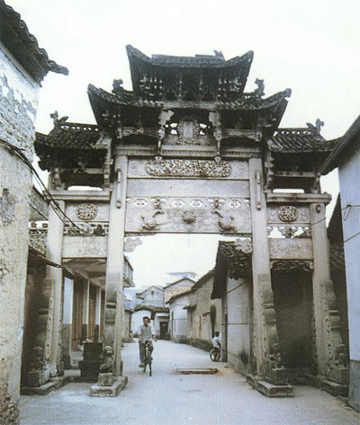 A scenic view of Lishui Zhanbao Xiongdi Paifang