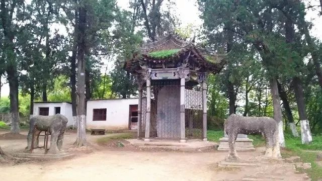 A scenic view of Longnan Xinxiu Baishuilu Ji Moya