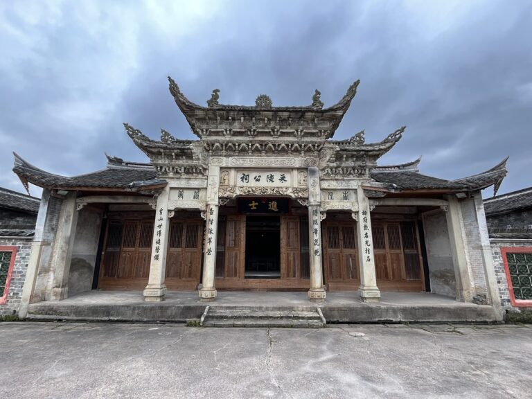 Experience Tranquility at Longyan Caigaigong Ci: Your Complete Fujian Travel Guide
