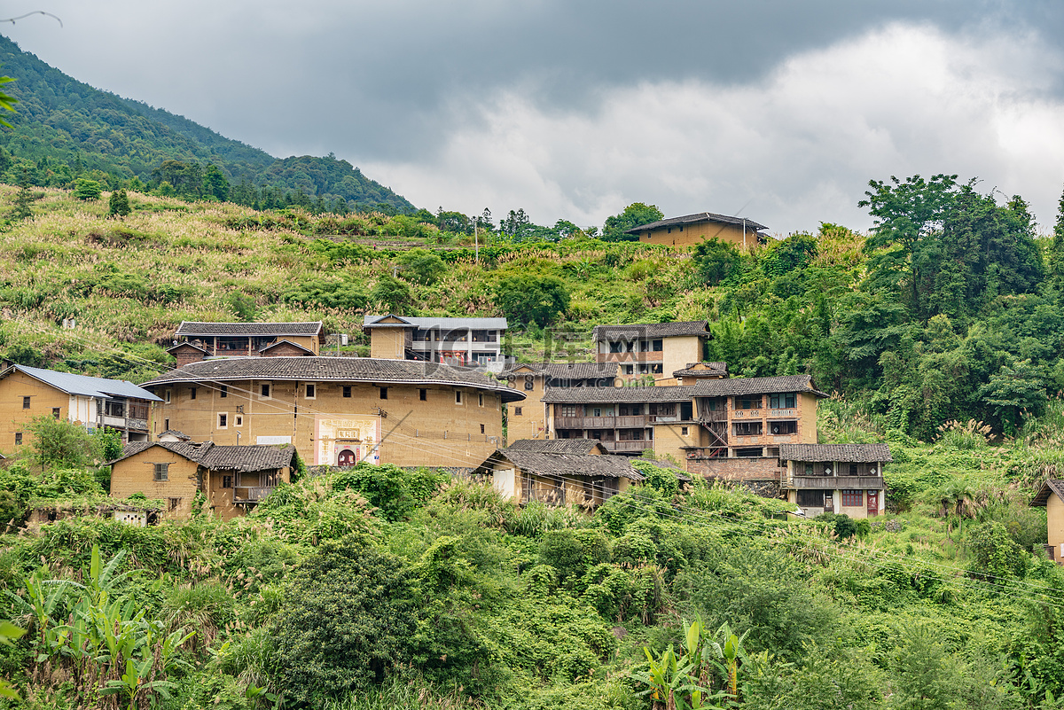 A scenic view of Longyan Linjianglou
