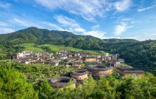 A scenic view of Longyan Linjianglou