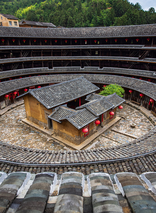 A scenic view of Longyan Linjianglou
