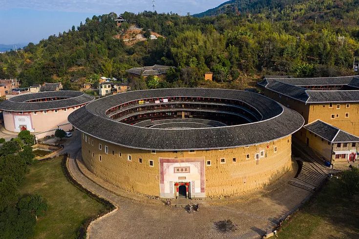A scenic view of Longyan Linjianglou