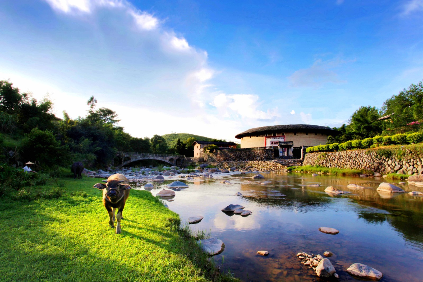 A scenic view of Longyan Linjianglou