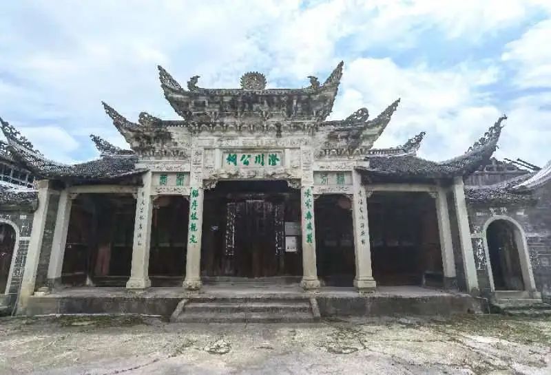 A scenic view of Longyan Zhixi Zongci Jianzhu