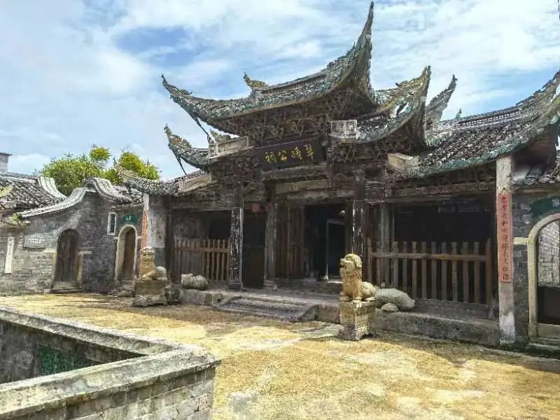 A scenic view of Longyan Zhixi Zongci Jianzhu